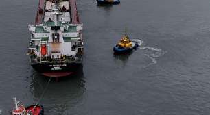 Navio perde motor no Porto de Santos e é conduzido por cinco rebocadores