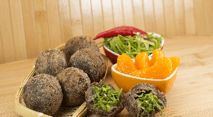 Bolinho de feijoada crocante por fora e cremoso por dentro: veja como fazer esse petisco para o fim de semana
