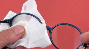 Camiseta, papel ou detergente? O que usar para limpar os óculos corretamente sem riscar