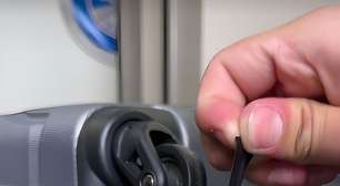 Por que especialistas recomendam colocar fita adesiva nas rodas das malas de viagem?