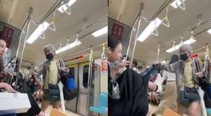 Mulher trans é atacada com chutes por idosa em metrô e reação surpreende
