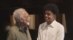 Gilberto Gil conhece ator que o interpreta no musical 'Andar com Fé'