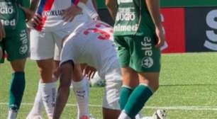 Zagueiro do Bahia passa mal e vomita em campo; vídeo