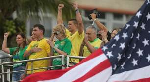 Flávio Bolsonaro lança campanha com colete a prova de balas e bandeira dos EUA entre manifestantes