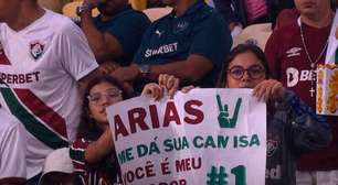 Vídeo: torcedoras do Fluminense viralizam com cartaz para Arias