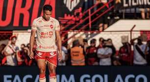 À la CR7? Jogador do Vila Nova faz golaço de falta na Série B