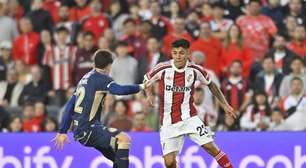 Almada estreia no River com festa da torcida diante do Argentinos Jrs