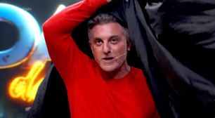 Luciano Huck vive gafe ao vivo no Domingão em anúncio do Dança dos Famosos