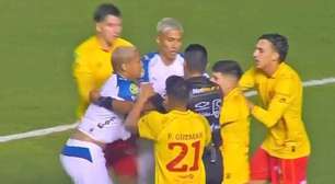 Deyverson provoca torcida e se envolve em confusão no Equador