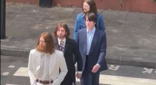 The Beatles: veja elenco de cinebiografias gravando cena histórica da capa de "Abbey Road"