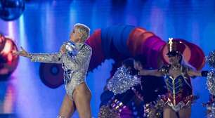 'Do Ney Matogrosso ninguém fala nada, porque ele é homem', diz Xuxa sobre críticas por figurino