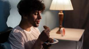 Comer tarde engorda? Saiba os impactos e como evitar excessos