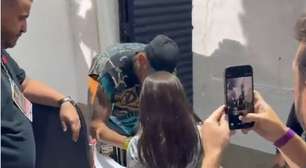 Neymar atende torcedores vascaínos após vitória do Santos