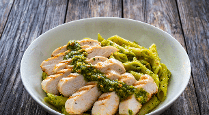 Macarrão proteico com pesto de amêndoas e frango grelhado: aprenda receita rápida e saudável para o jantar