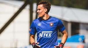 Goleiro falha sozinho, marca contra e se complica na Suécia