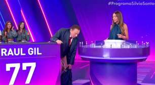 Raul Gil fica sem calça no Programa Silvio Santos e Patrícia Abravanel reage: 'Meu pai que puxou'; assista