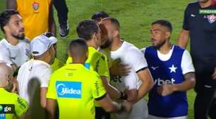 Arthur Cabral cobre a boca durante discussão e é expulso de acordo com 'Lei Vini Jr'; assista