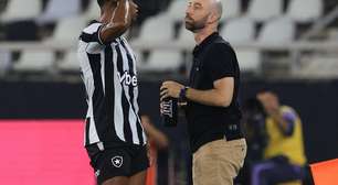 Junior Santos fala sobre momento e dispara contra a arbitragem: "Eu queria saber da CBF o que acontece contra o Botafogo."