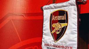Meia do Arsenal viraliza após levar pancada de troféu na comemoração