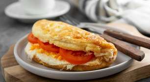 Omelete recheada com queijo e tomate: fácil, saudável e pronta em minutos