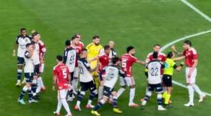 Fechou o tempo! Jogadores discutem durante Internacional x Remo