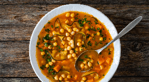 Sopas para o jantar: 4 receitas saudáveis e ricas em proteínas para variar o cardápio