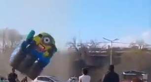 Pula-pula temático de Minion é arremessado durante redemoinho; duas crianças feridas