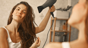 Excesso de calor e pentear com força: veja hábitos comuns que podem quebrar o cabelo