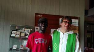Vaticano confirma remoção de padre que abrigava imigrantes em igreja na Itália