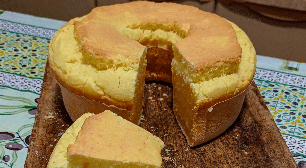 Bolo de pão de queijo: aprenda a fazer essa receita fofinha e fácil para o lanche da tarde