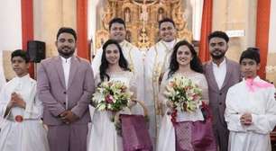 Tudo em dobro: gêmeos se casam com gêmeas diante de padres e coroinhas gêmeos