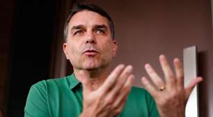Teto frágil, exemplo do pai e comodidade: como especialistas veem Flávio ir ou não aos debates