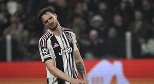 Torcedor invade campo e acerta carrinho em zagueiro da Juventus