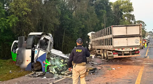 Acidente entre ônibus e carreta deixa aos menos 21 mortos no Paraná