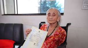 Idosa de 109 anos recebe registro de nascimento após passar a vida inteira sem o documento