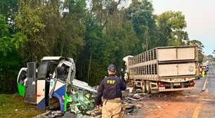Acidente entre ônibus e carreta deixa aos menos 23 mortos no Paraná