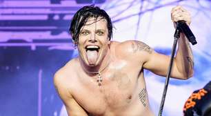 Yungblud surfa na plateia em uma cadeira de rodas enquanto se apresenta com a perna quebrada