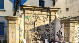 Chafariz de 209 anos no Centro do Rio vira 'balcão' de vendas para camelôs