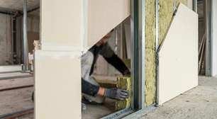 Por fora parece uma parede comum de drywall, mas placas, perfis metálicos e lã mineral escondida por dentro ajudam a reduzir o barulho que passa entre 2 quartos