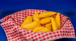Já provou pastel de angu? Aprenda a fazer essa receita tradicional mineira em casa
