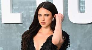 Que sandália é essa? Margaret Qualley é a 1ª famosa a usar modelo "calcanheira" da Chanel que deixa o pé descalço