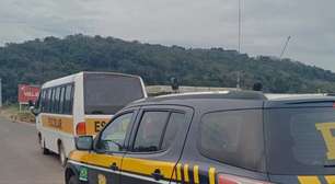 Motorista sem CNH é flagrado pela PRF transportando 16 crianças em van escolar na BR-386