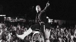 Veja Yungblud fazendo crowdsurfing em cadeira de rodas