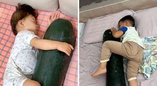 No calor extremo, chineses estão dormindo abraçados com melões gigantes: a técnica é usada há 650 anos porque a fruta tem 95% de água na composição