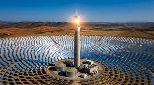 Com espelhos espalhados por um enorme campo solar, a Gemasolar concentra luz suficiente para aquecer sais e produzir energia após o pôr do sol
