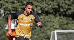 Victor Sá preocupa São Paulo após deixar treino com dores no tornozelo