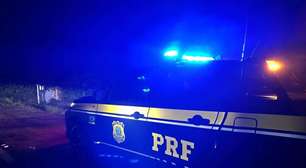 Mulher de 21 anos morre após caminhão sair da pista e tombar na BR-116, em Pelotas
