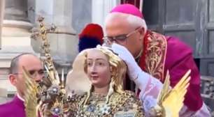 Bispo beija crânio de santa de quase 2 mil anos durante celebração na Itália e vídeo viraliza