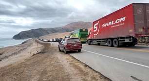 Deslizamento de terra no Peru soterra caminhões, destrói parte de rodovia e bloqueia acesso a três cidades