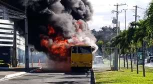 Ônibus pega fogo após pane elétrica em avenida de Salvador; veja veículo em chamas